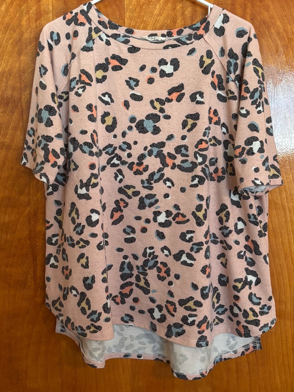 Hopely Top 1X
Womens Dusty Rose Leopard Print Short Sleeve Top